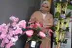 Ayu Krisna Pengrajin Bunga Hias Dari Sampah Material