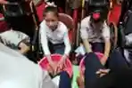 Anak Berkebutuhan Khusus Cuci Kaki Ibu