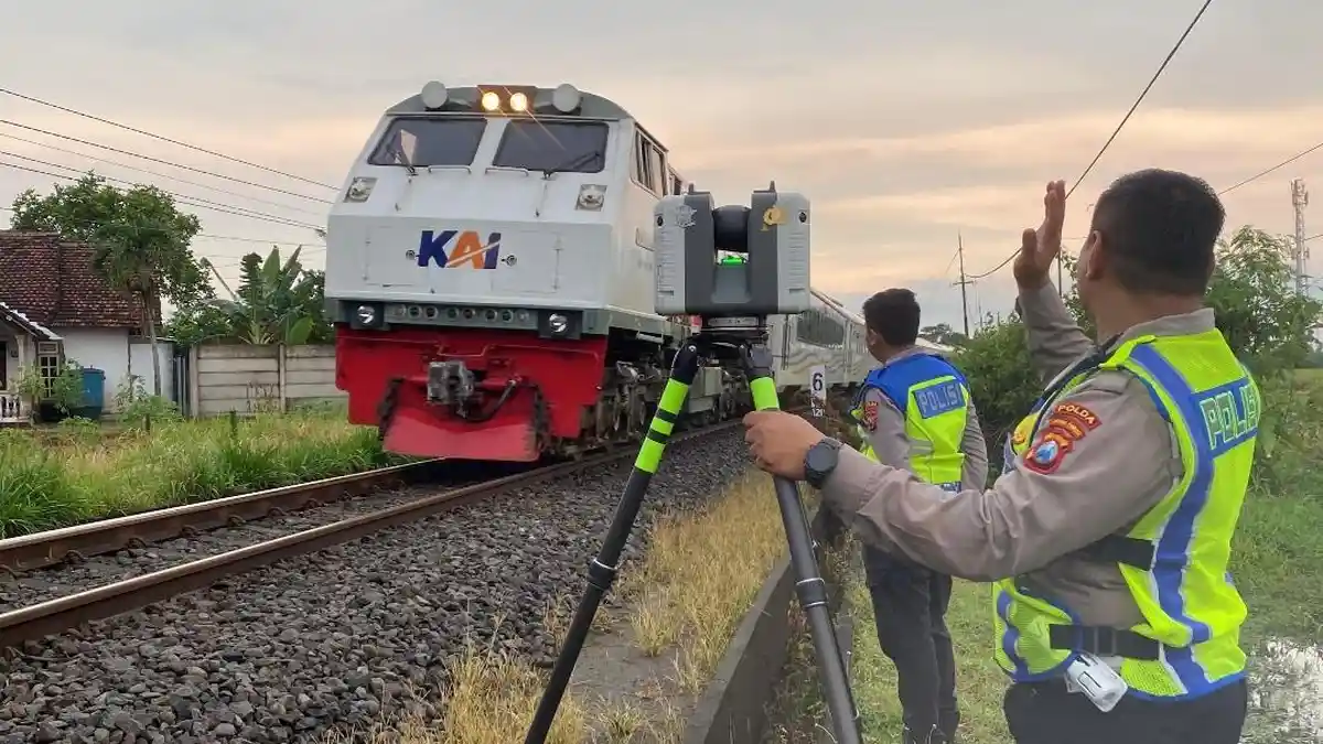 Polda Jatim Analisa Penyebab Tabrakan KA Dhoho Vs Truk Pasir, Polres Blitar Tunggu Hasil Akurat