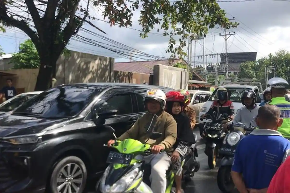 Sopir Angkot Demo di DPRD Kota Ambon, Macet Panjang hingga Polantas Turun Tangan