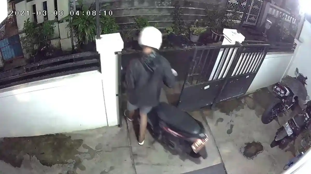 Diburu Warga, Maling Motor Ngumpet di Atas Rumah, Bertahan Hidup Minum Air Tandon