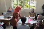 Khofifah-Indar-Parawansa-saat-meninjau-pengambilan.jpg