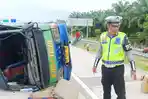 Baut Patah Hingga Ban Belakang Lepas, Bus KUPJ Terguling di Tol Tebingtinggi-Indrapura, 3 Luka-luka