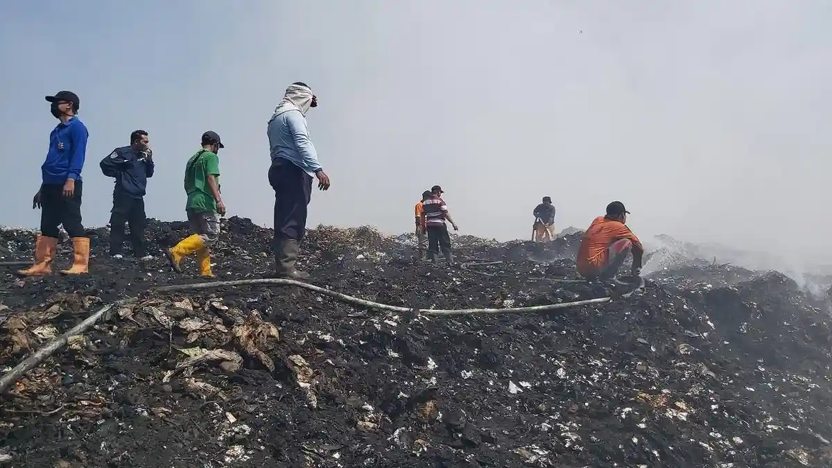 Orang Sengaja Bakar Rumput Jadi Penyebab Kebakaran TPA Muarareja Kota Tegal