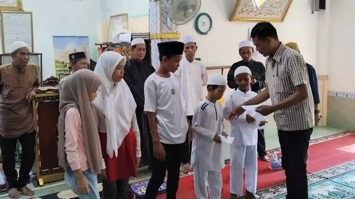 Momen 10 Muharram, Forum Media dan Wartawan Polda Sumsel Bagikan Santunan ke Anak Yatim di Palembang