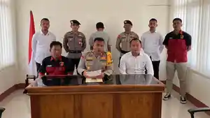 Kapolres-Manggarai-Timur-AKBP-I-Ketut-Widiarta-sedang-memberikan-keterangan.jpg