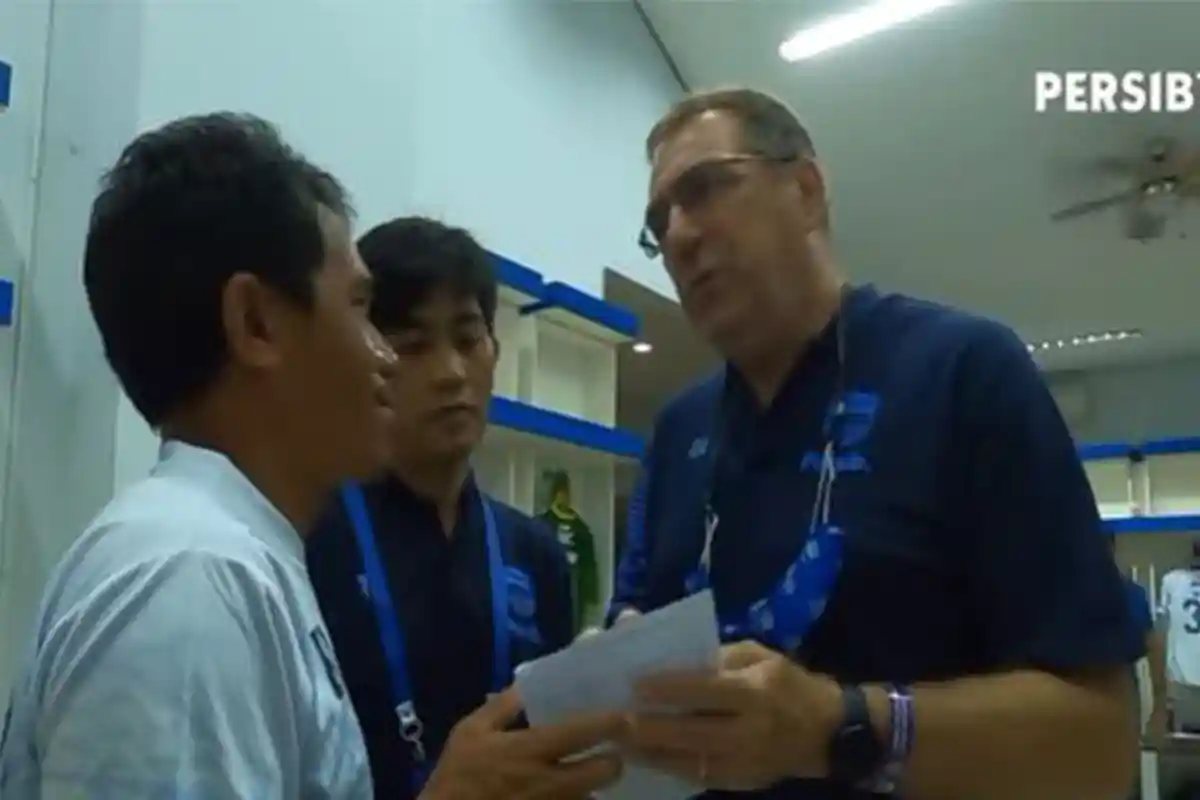 Seusai Febri Hariyadi, Kritik Tajam Bobotoh Kini Menyasar Pelatih Persib Bandung dan Deden Natshir