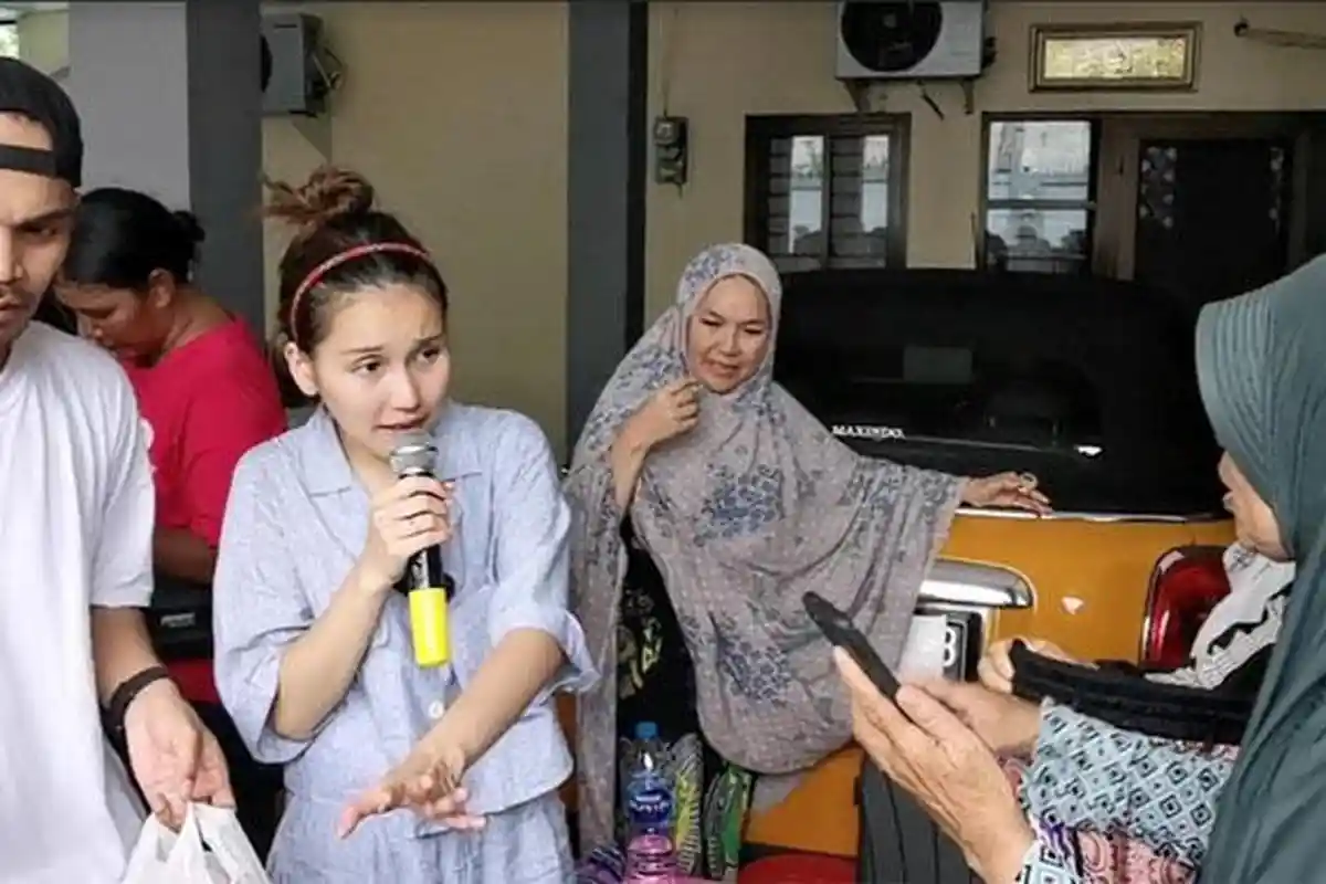 Ayu Ting Ting Obral Baju Bekas Pakai, Harganya Rp 7 Ribu, Sang Pedangdut Senang Banyak Pembeli