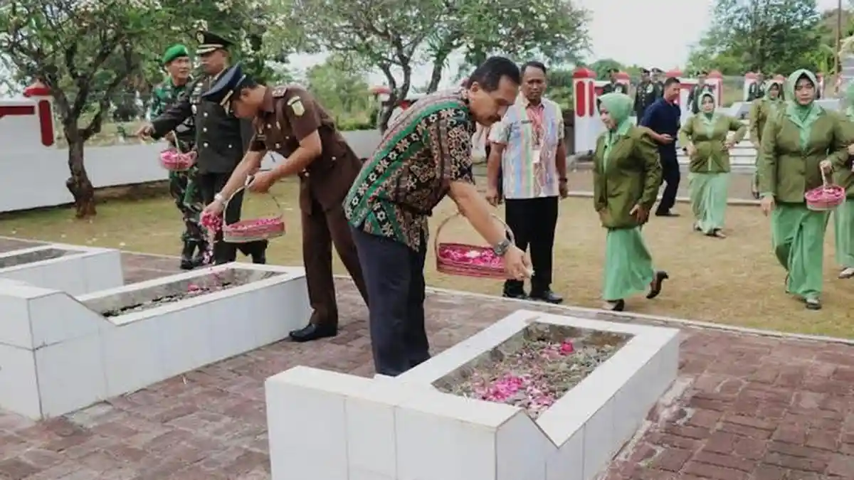HUT ke-77 TNI, Sekda Jepara Tabur Bunga ke Taman Makam Pahlawan Giri Dharma