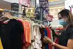 pengunjung-memilih-baju-pada-pameran-shopaholic-di-atrium-trans-square-tsm-1.jpg