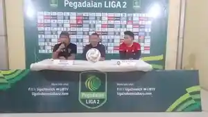 KONFERENSI-PERS-Pelatih-kepala-Sada-Sumut-FC-Muhamad-Yusup-Prasetiyo-tengah.jpg