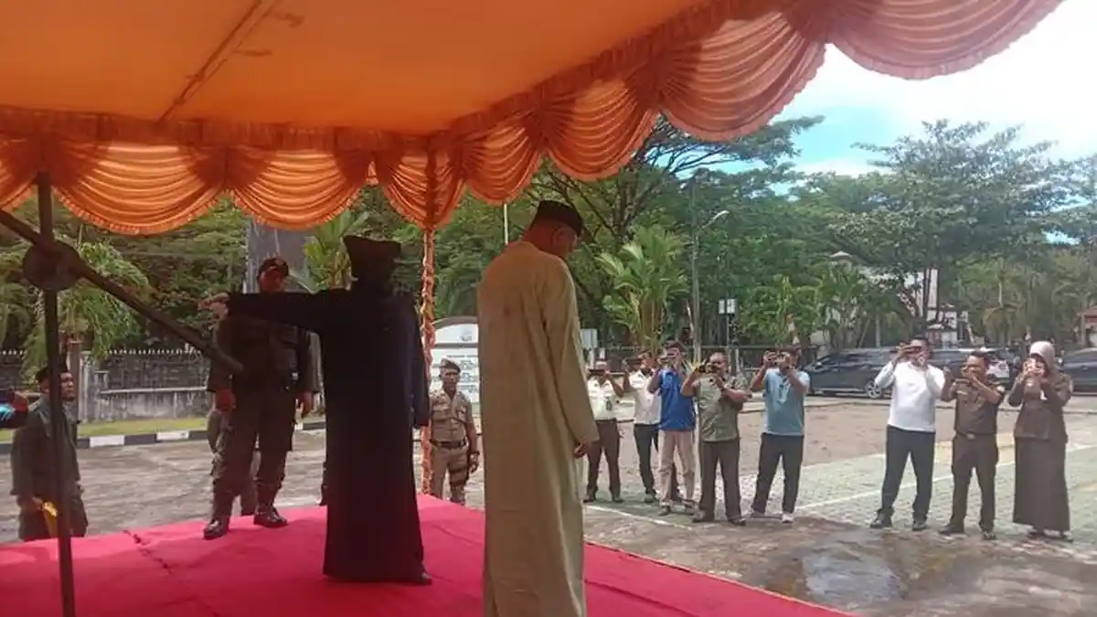 Kejari Nagan Raya Eksekusi Cambuk Lima Penjudi Online, Masing-masing Divonis 10 Kali