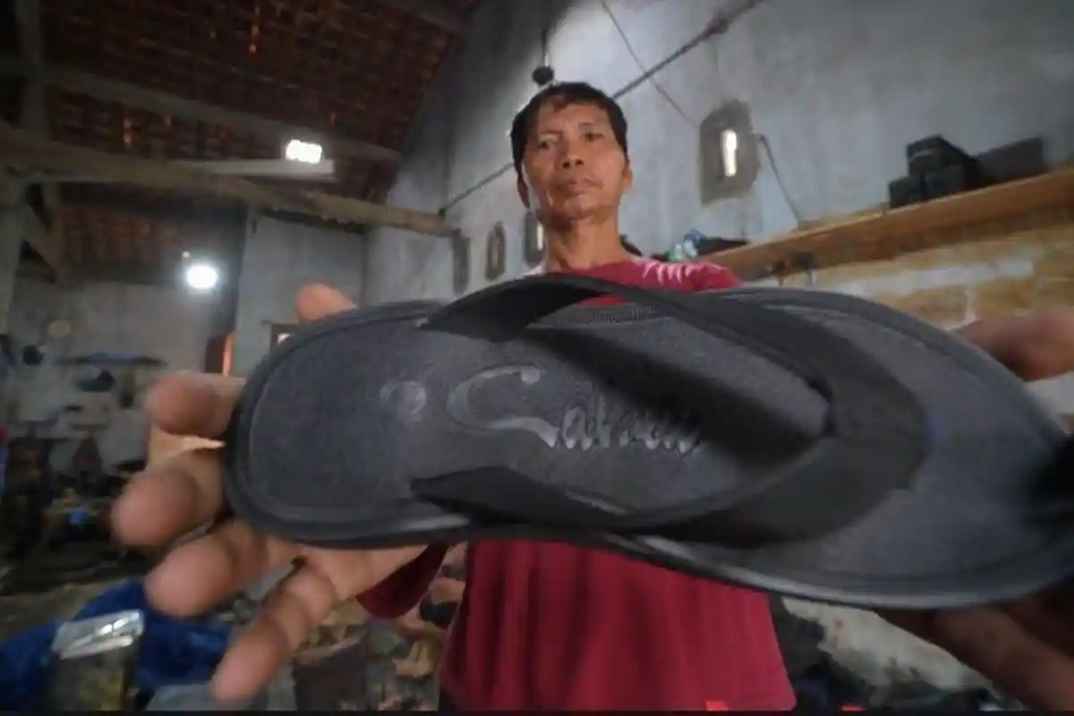 Kisah Sukses Perajin Sandal Bandol Khas Banyumas Zaenal Abidin, Ubah Ban Bekas Jadi Barang Berkelas