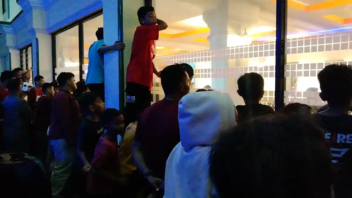 PSM Makassar Menang Telak Lawan PSS Sleman, Suporter Sambut Pemain di Hotel
