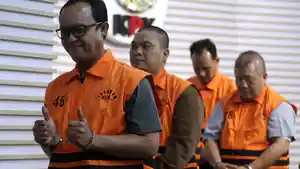 KPK-Tahan-Bupati-Lampung-Tengah-Ardito-Wijaya_20251211_160234.jpg