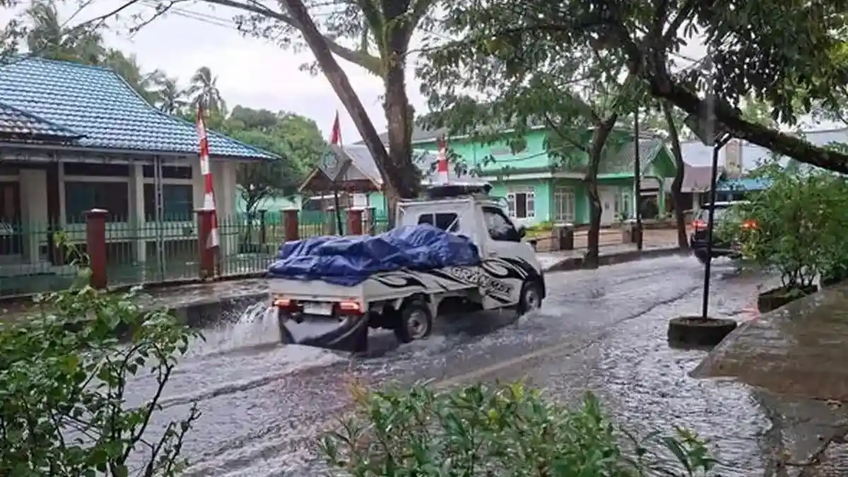 Prakiraan Cuaca Kalsel Kamis 20 November 2025, Seluruh Wilayah Hujan Ringan Disertai Petir