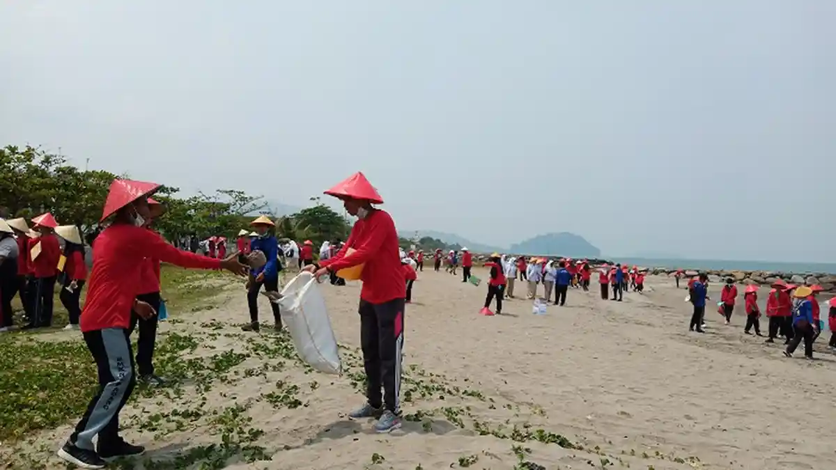 Mahasiswa Baru STIKES Indonesia Padang Gelar Aksi Bersih-bersih Pantai
