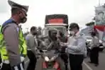 Penyekatan Mudik Pengendara Roda Dua di Karawang