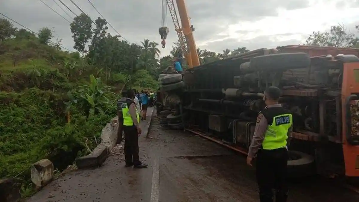 Gagal Lewati Tanjakan, Truk Terbalik di Seulimeum