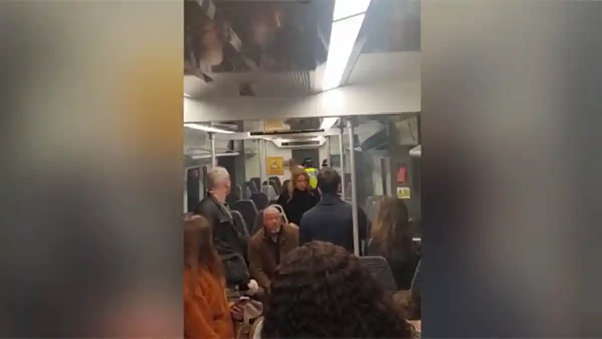 Nekat! Aksi Seorang Pria Telanjang Hingga Kencing di Kereta Tuai Kecaman