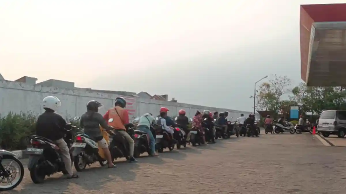 Antrean Mengular Pengendara Pencari Pertalite di SPBU Malang, Ini Penjelasan Pertamina
