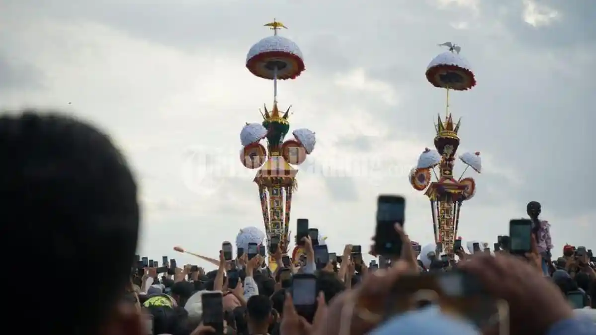 Prosesi Mambuang Tabuik ke Laut Selesai, Pesona Hoyak Tabuik Piaman 2023 Usai