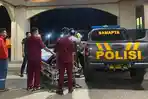 polisi-mengevakuasi-odgj-ke-RSUD-dr-Koesnadi-Bondowoso.jpg