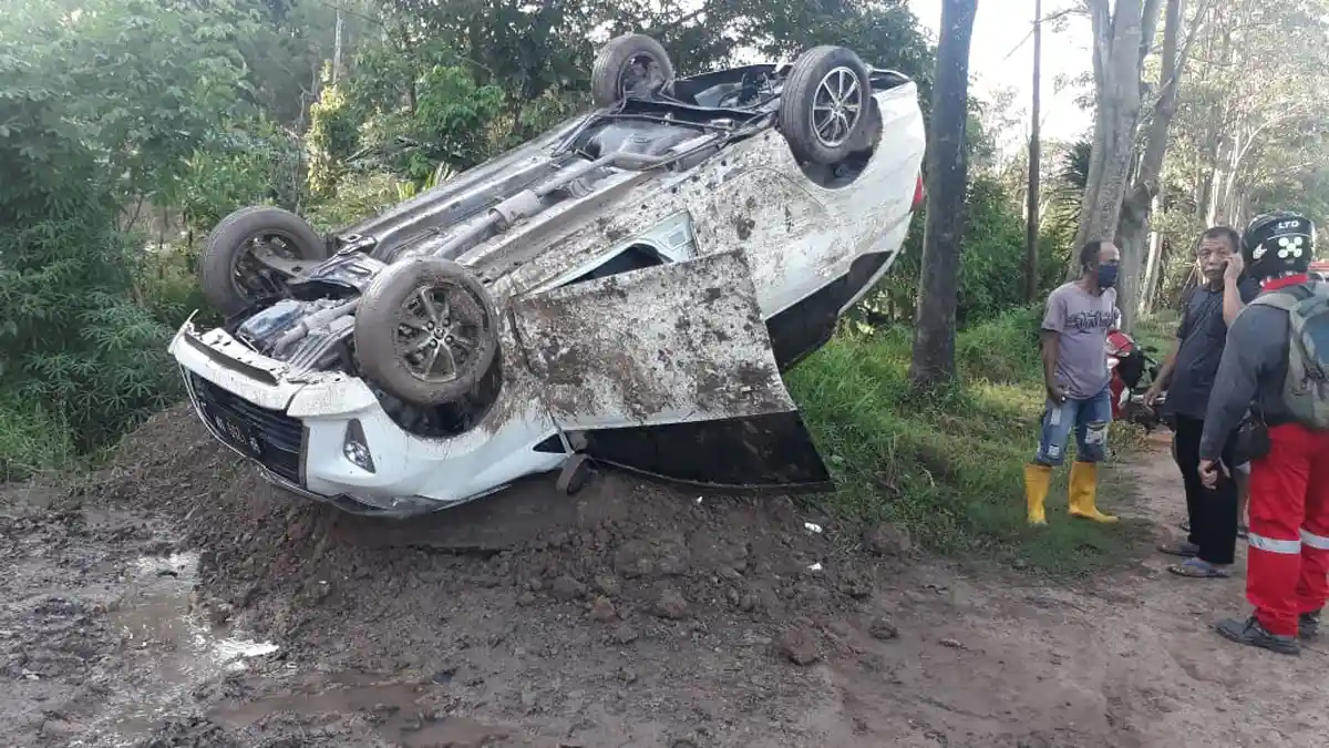 KRONOLOGI Kecelakaan Calya di Sekupang Batam, Mobil Terlempar Lalu Terbalik