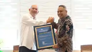 PENGHARGAAN-Direktur-Utama-Bank-Sumut-Heru-Mardiansyah.jpg