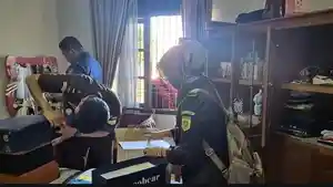 Penggeledahan-di-rumah-mertua-tersangka-Aan.jpg
