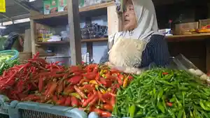 20250106_LAYANI-PEMBELI-Pedagang-sayur-Pasar-Babadan.jpg