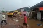 Kendaraan-berat-menghancurkan-kios-yang-pedagang-di-Pasar-Gadang-Kota-Malang.jpg