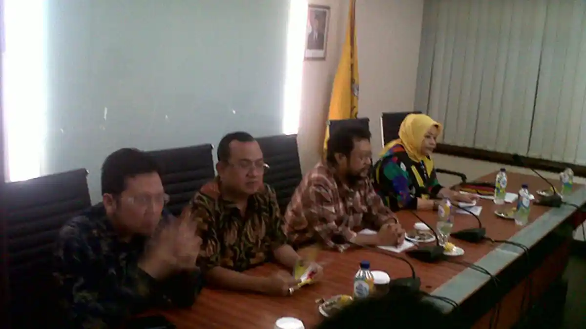 Agung Laksono Menolak Duduk di Samping Priyo