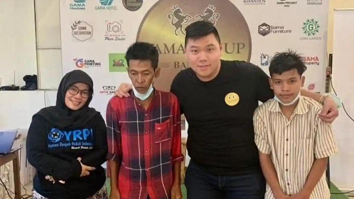 Influencer Billy Martono Beri Bantuan kepada Ayah yang Viral Minta Seragam Bekas untuk Anaknya