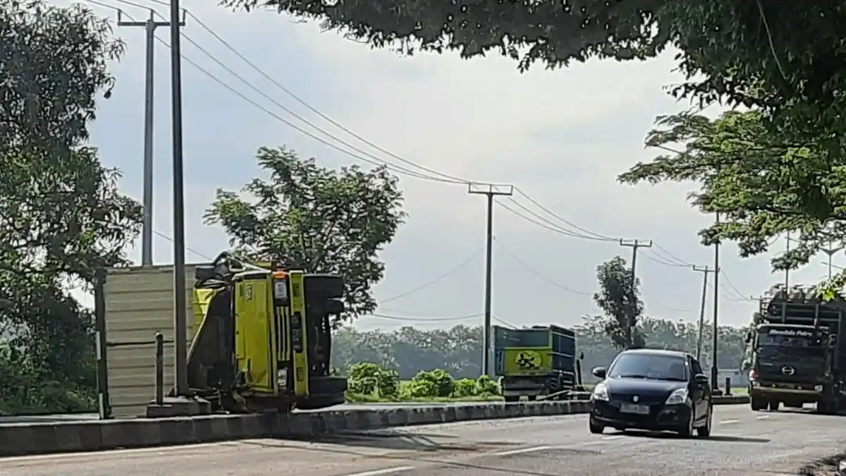 Truk Bermuatan Karton Terguling di Jalur Pantura Indramayu, Pengemudi Luka Ringan