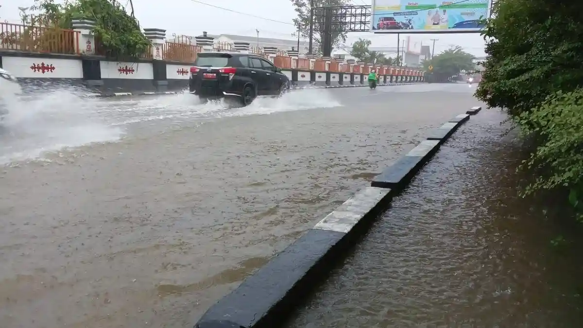 Saluran Air Tersumbat, Jalan Ir.M.Putuhena Terendam Banjir Setinggi Betis