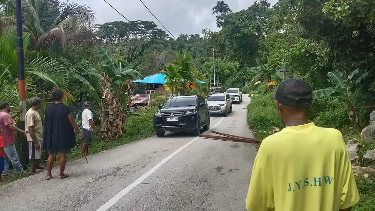 Warga Kampung Werba Blokir Jalan Menuju Bandara Siboru Fakfak, Ini Penyebabnya