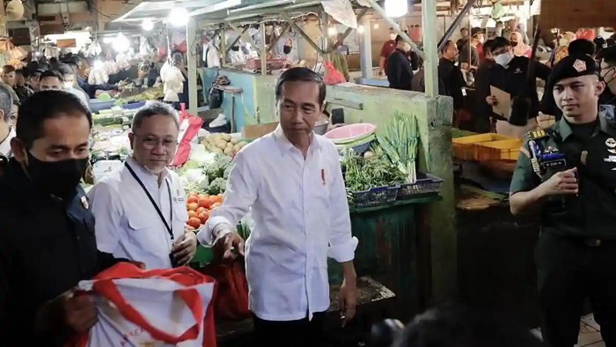 Jokowi Penuhi Janji, Ajak Zulkifli Hasan Blusukan ke Pasar