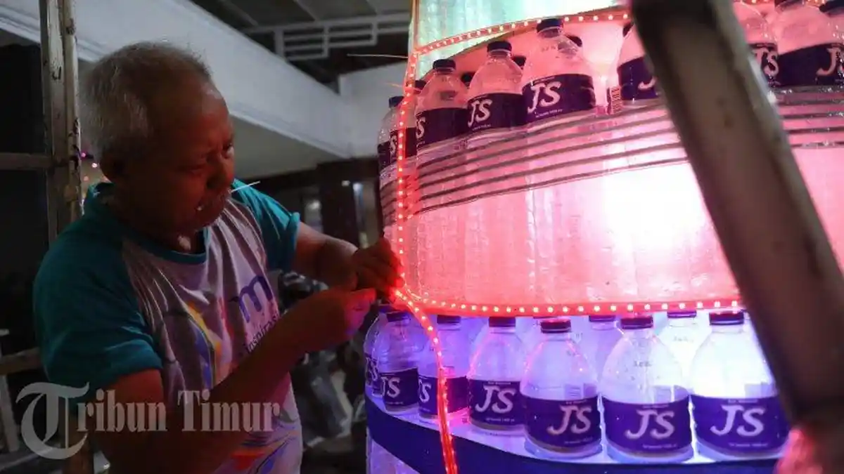 Pohon Natal dari Botol Plastik Bekas Hiasi Gereja Jemaat GPIB Bukit Zaitun - pohon-natal-GPIB-Bukit-Zaitun3.jpg