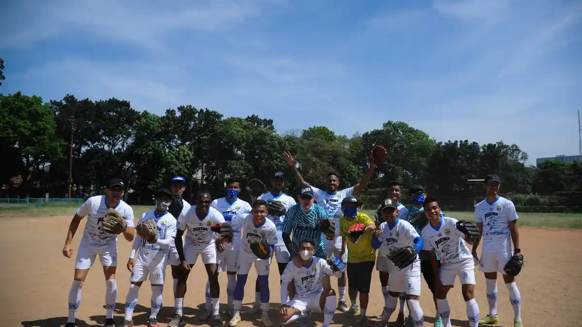 Bukan Berlatih Sepak Bola, Persib Bandung Justru Bermain Softball, Begini Tanggapan Robert Alberts