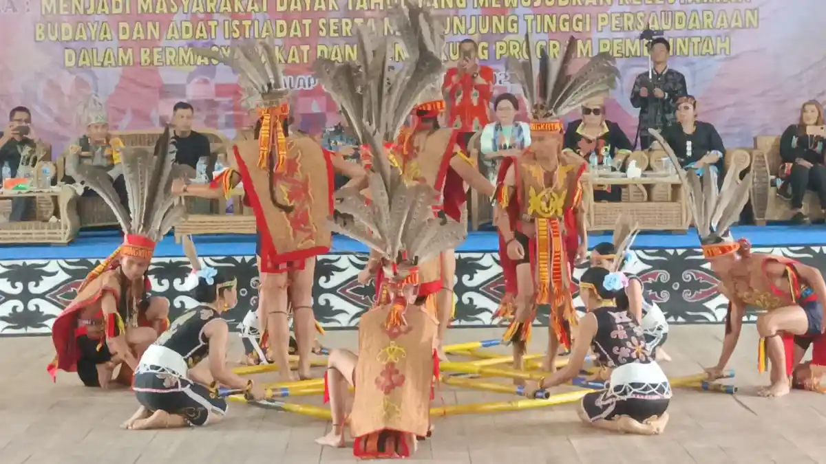 Seniman Malaysia Tampilkan Pertunjukan Seni Tari, Pembukaan Mubes Dayak ...