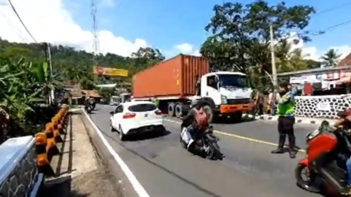 Tabrakan Beruntun di Gentong Tasikmalaya, Melibatkan Pemudik Bermotor, Trailer dan Avanza