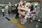 Atraksi Barongsai Saat Menghibur Penumpang LRT