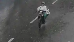 Pengendara-motor-menembus-hujan-lebat-di-Pekanbaru-beberapa-waktu-lalu.jpg