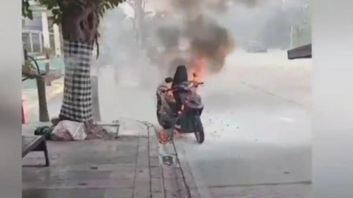 Ekas hanya Pasrah Lihat Motor Yamaha Mio Miliknya Terbakar di Sunter
