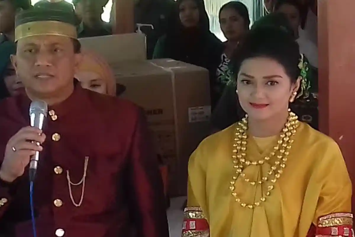 Pangdam Resmikan Ruang ICU RS Yasin di Bone, Istri Bagi-bagi Cinderamata - pangdam-vii-di-bone_20160405_121108.jpg