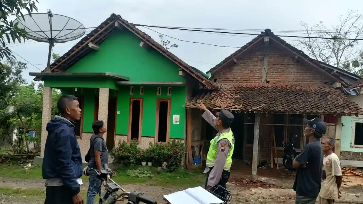 Pekerja Tewas Tersengat Listrik Saat Perbaiki Atap di Kebumen