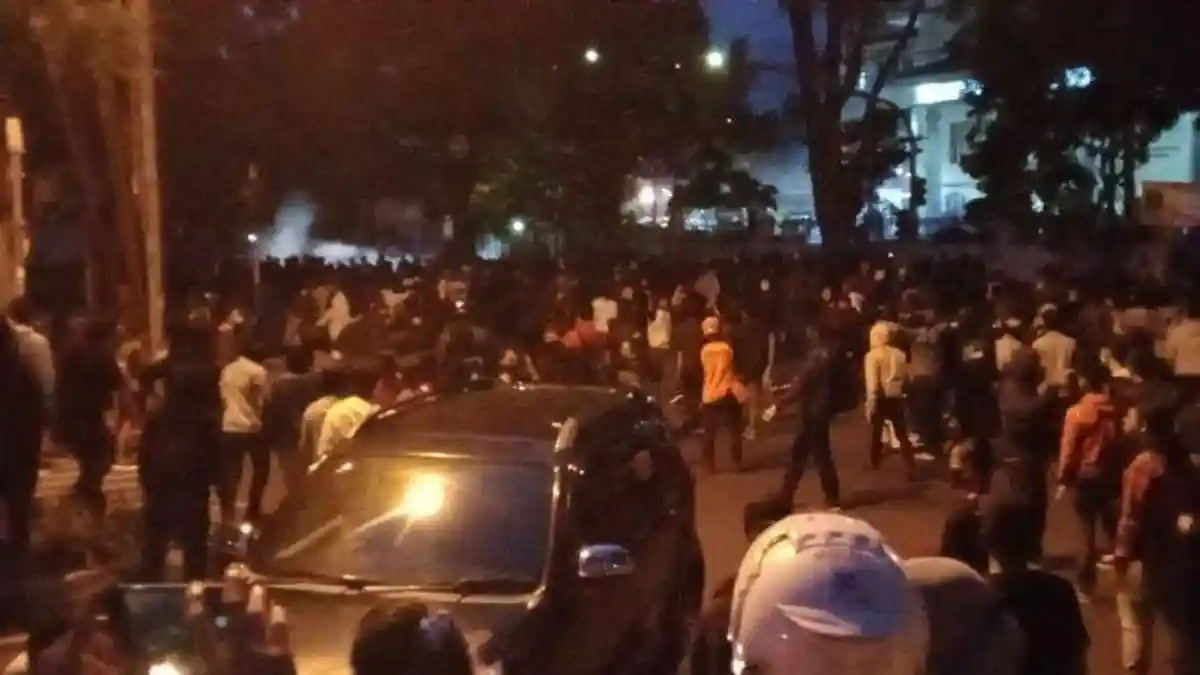 BREAKING NEWS : Demo UU Cipta Kerja di DPRD Jabar, Terdengar Tembakan Gas Air Mata