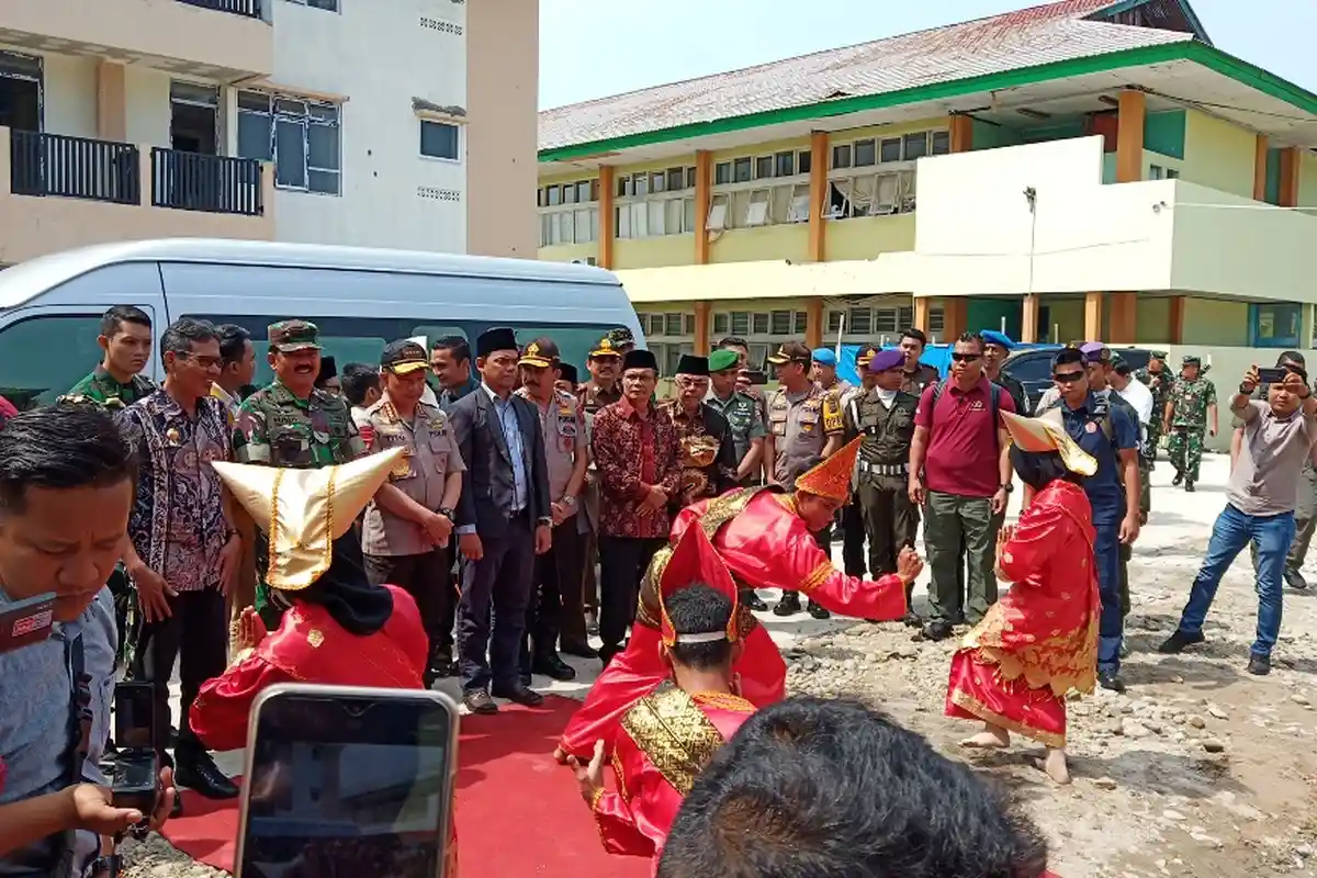 Panglima TNI dan Kapolri Disambut Tari Pasambahan Tiba di Kampus Universitas Muhammadiyah Sumbar