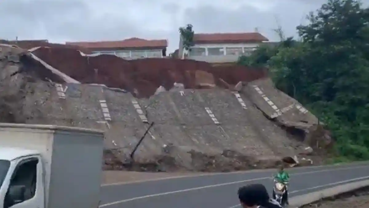 VIRAL Video Dinding Tebing Longsor Setelah Gempa di Garut, Kendaraan yang Lewat Nyaris Tertimpa